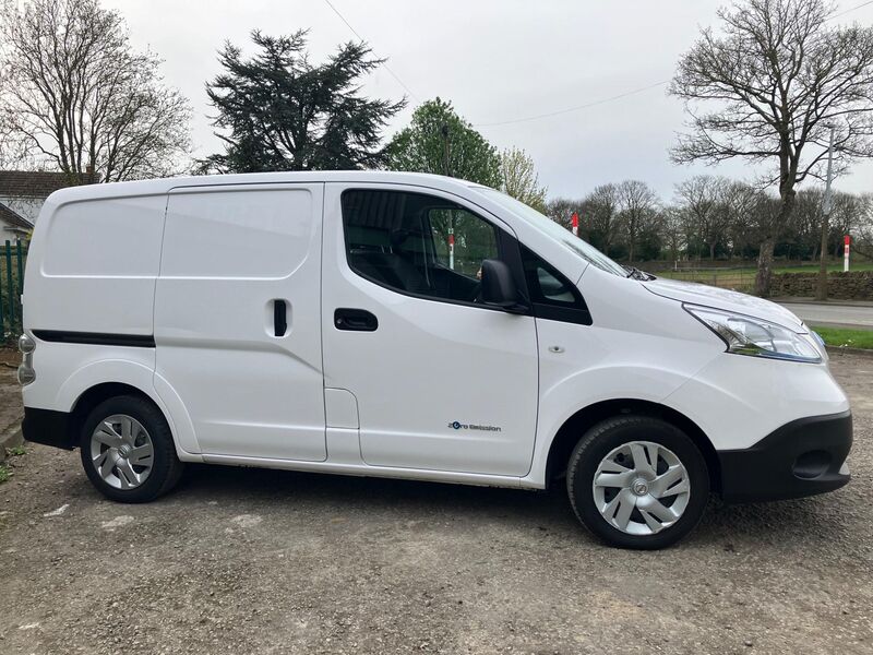 NISSAN E-NV200