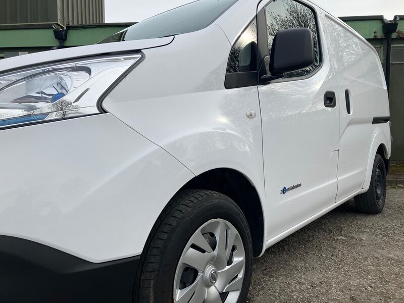 NISSAN E-NV200