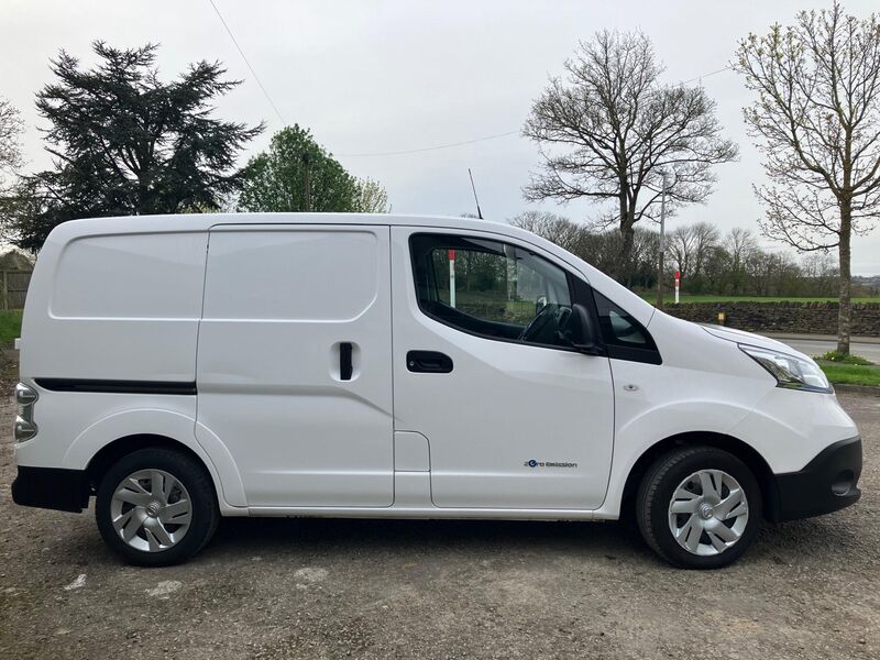 NISSAN E-NV200