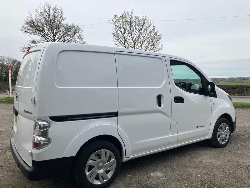 NISSAN E-NV200