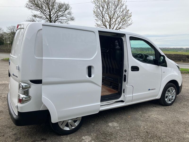 NISSAN E-NV200