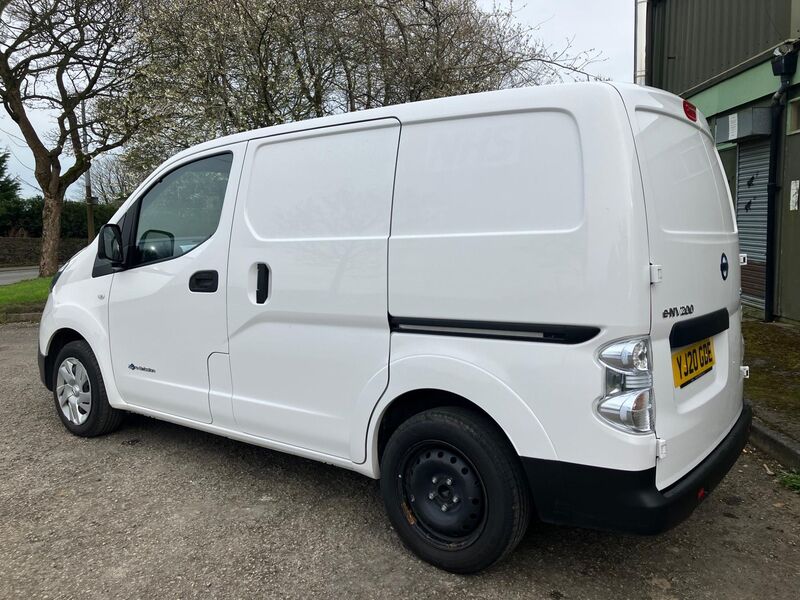 NISSAN E-NV200