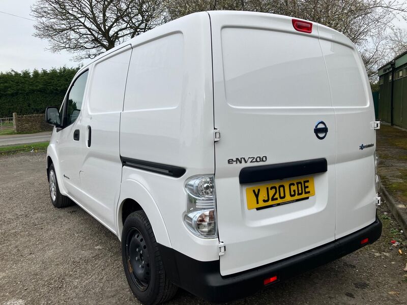 NISSAN E-NV200