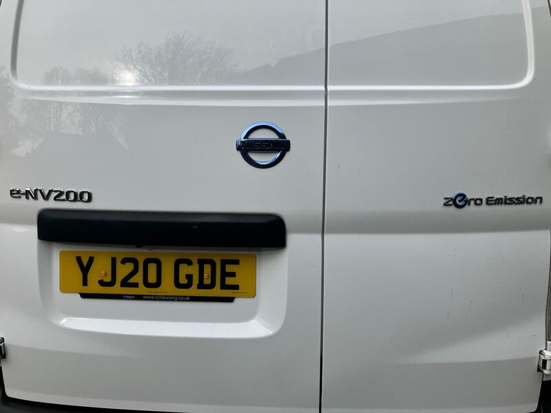 NISSAN E-NV200