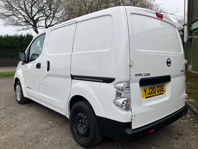 NISSAN E-NV200