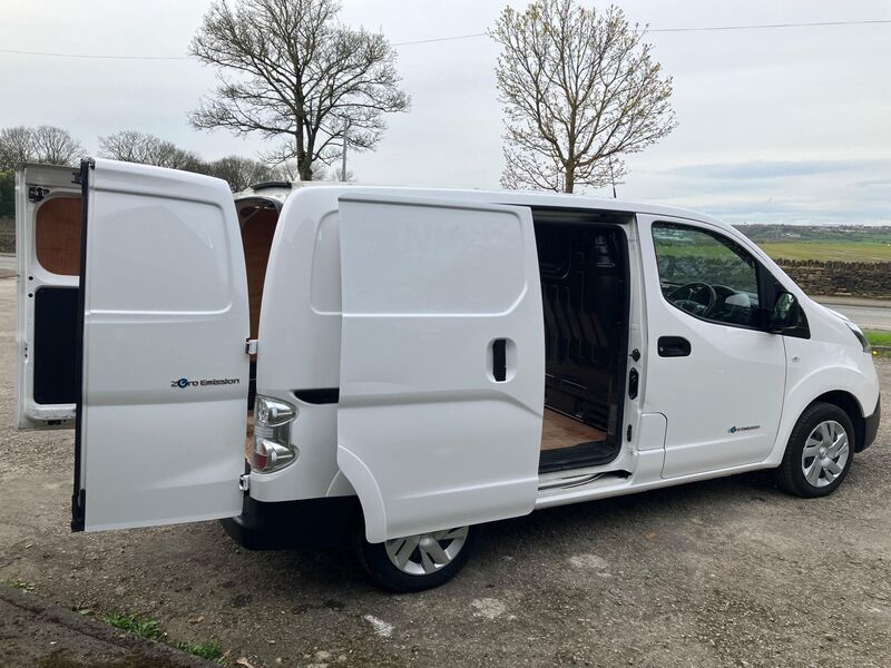 NISSAN E-NV200