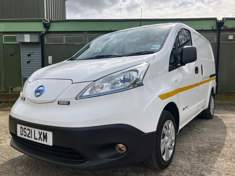 NISSAN E-NV200