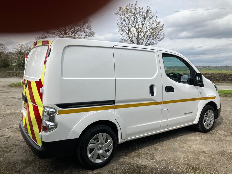 NISSAN E-NV200