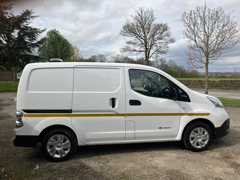 NISSAN E-NV200