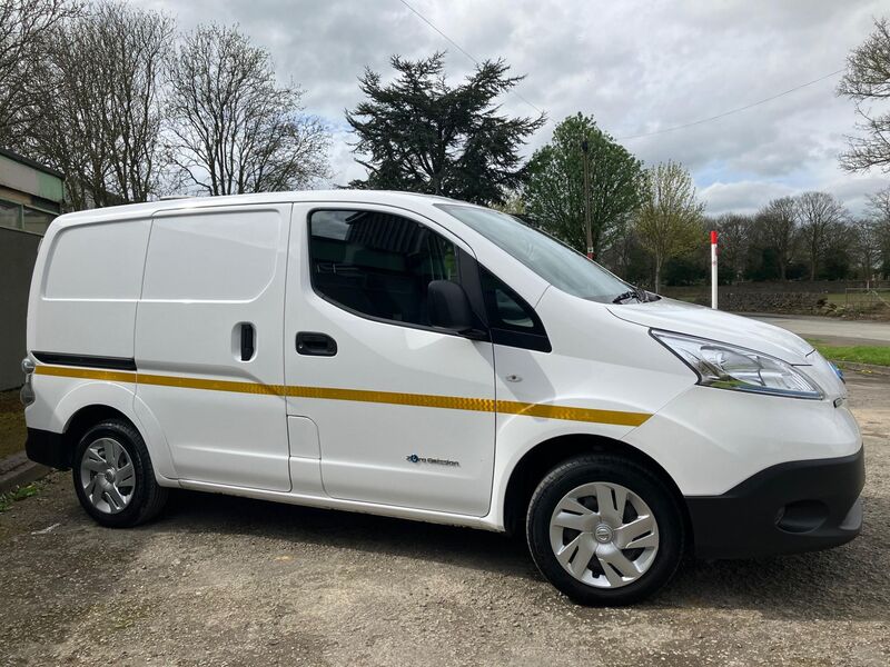 NISSAN E-NV200