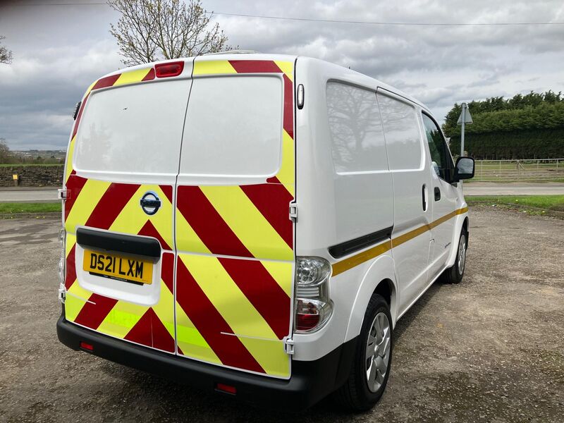 NISSAN E-NV200