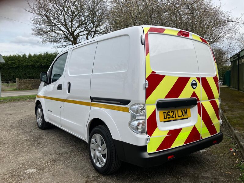 NISSAN E-NV200