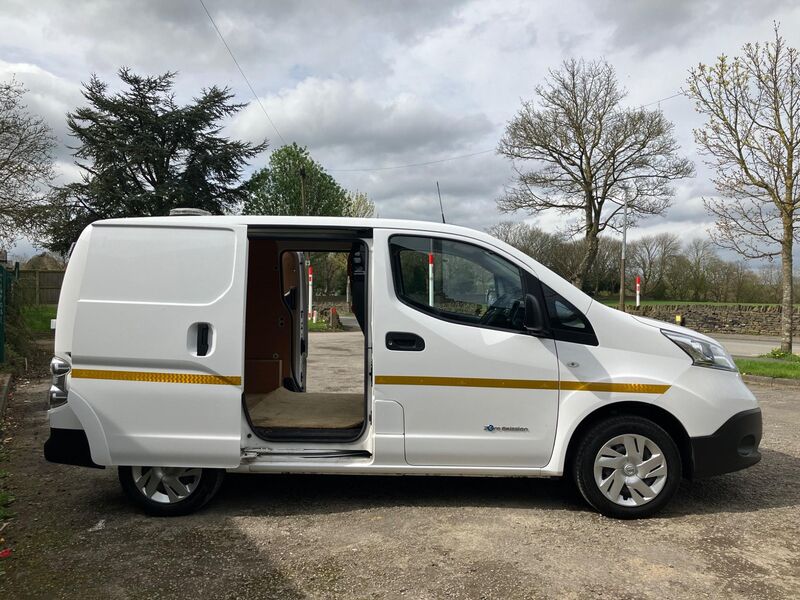 NISSAN E-NV200